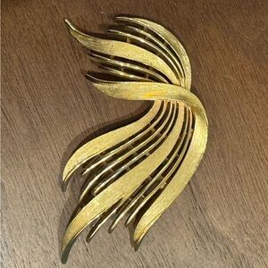 👑 Crown Trifari 50’s-60’s MCM Atomic Age Gold Textured Brooch